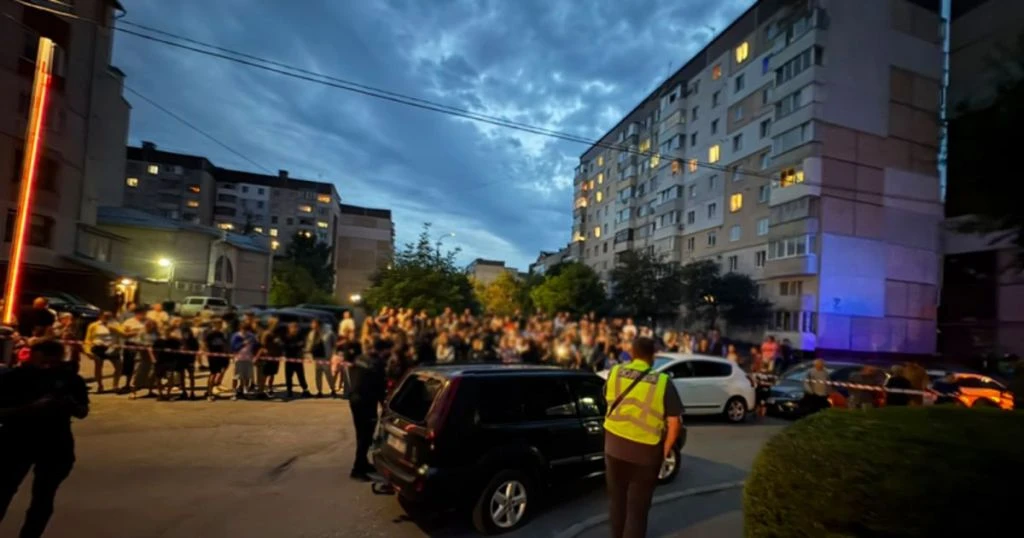 Бійка з ТЦК у Тернополі: службове авто розтрощили, військовий у лікарні