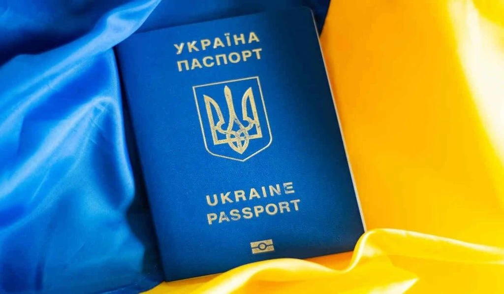 Паспорт уже готовий чи ще ні: як швидко перевірити статус документа в Україні та за кордоном