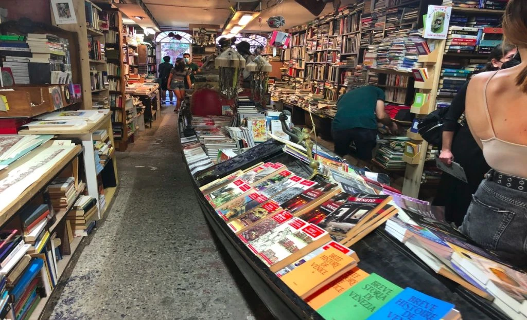 У Венеції книжки рятують від води у ваннах і гондолі: як працює незвичайна книгарня